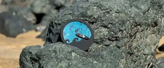 Horloge des marées "la gravière" posée sur un rocher à la plage