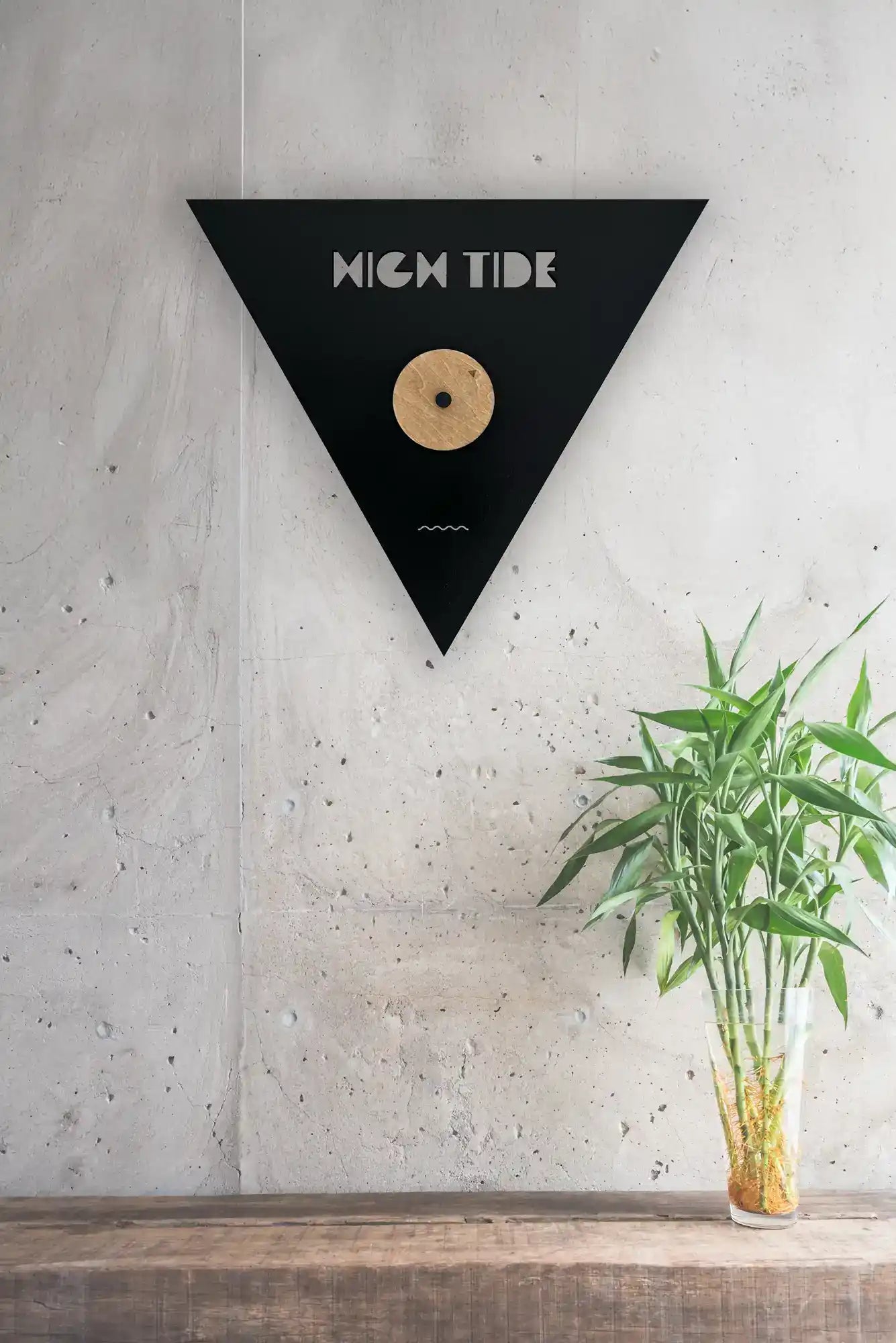 horloge des marées triangulaire accrochée au mur.