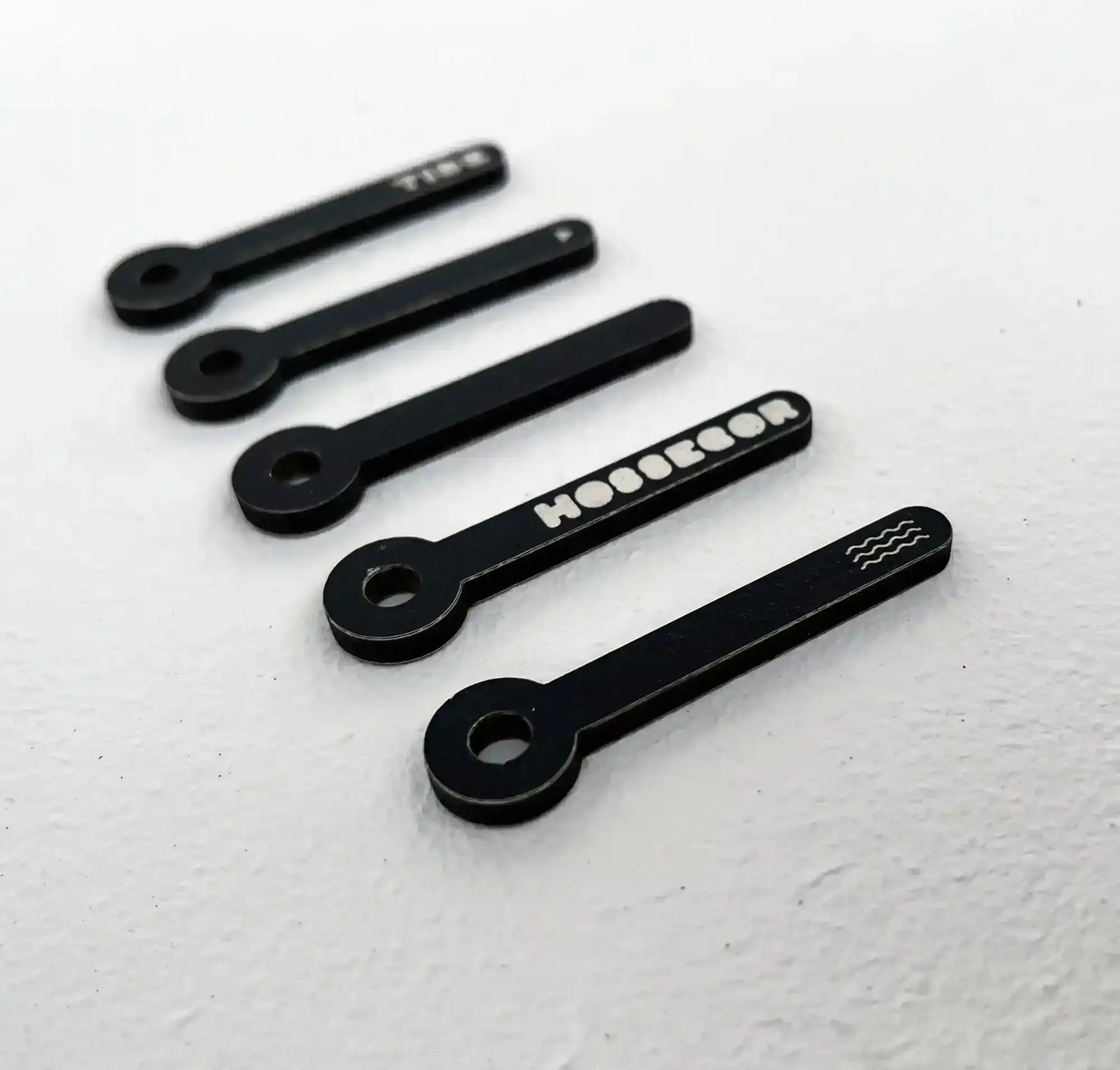 5 aiguilles d'horloges des marées noires gravées en blanc