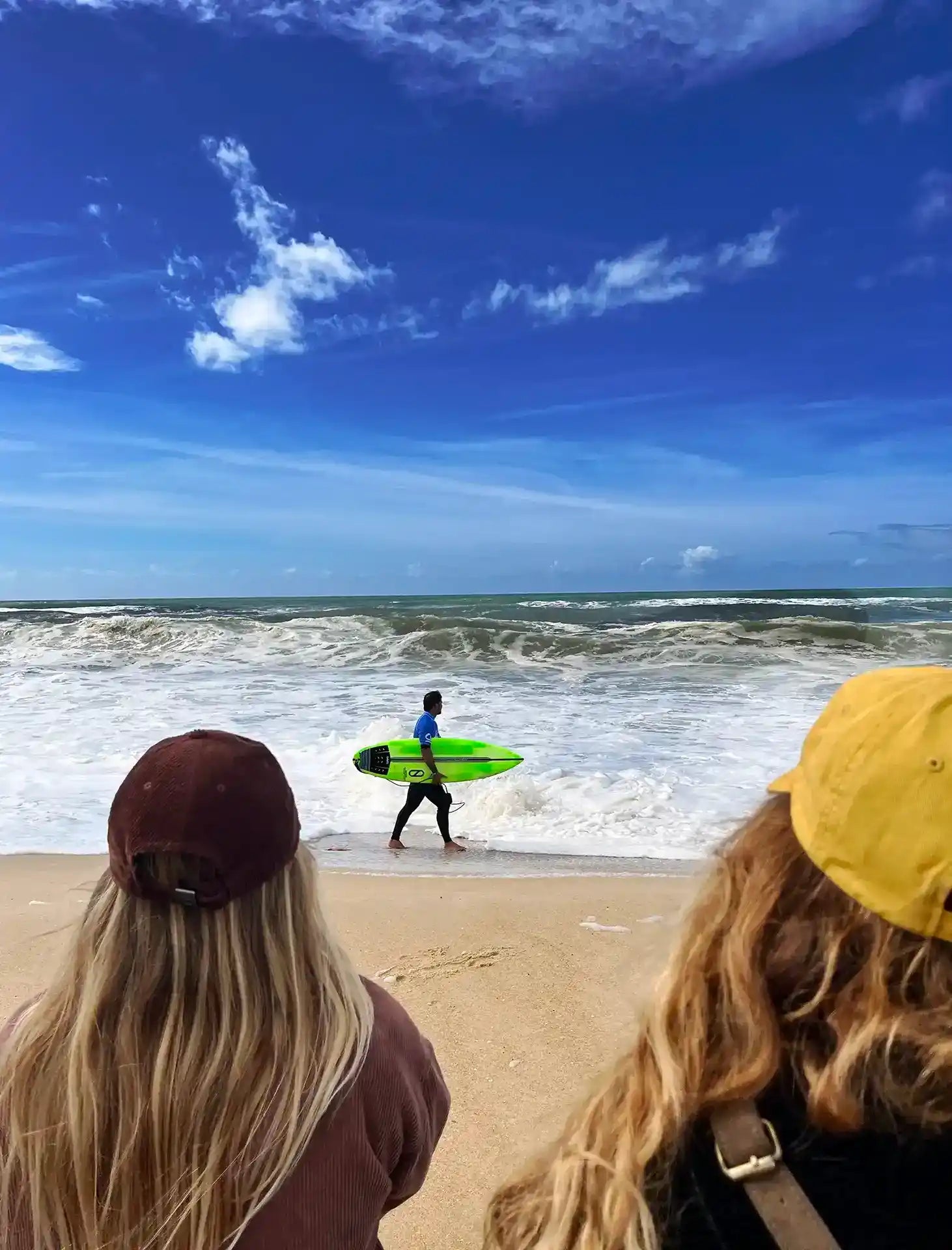 surfeur qui marche le long de l'eau
