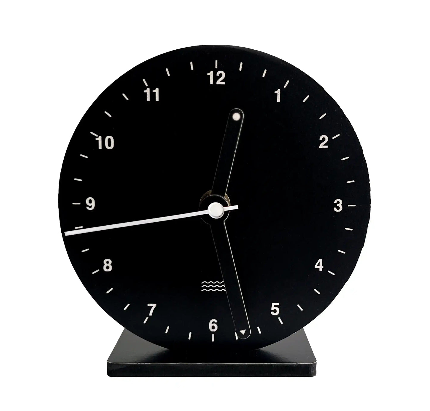 horloge noire et blanche sur pied