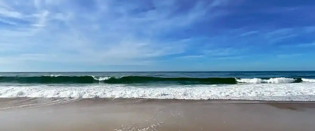 vue face à l'océan atlantique d'une vague qui casse sur le sable