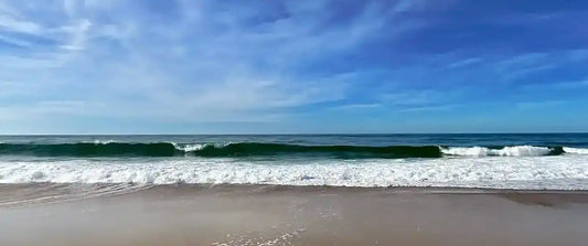vue face à l'océan atlantique d'une vague qui casse sur le sable