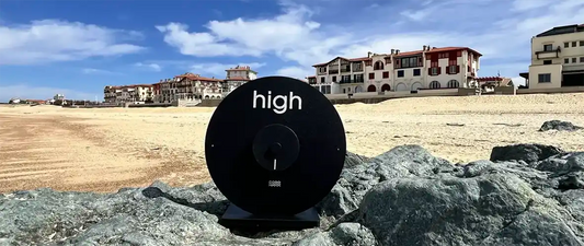 Horloge des marée "the wave" posée sur un rocher à la plage