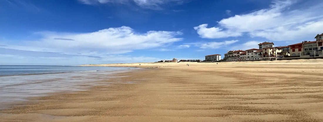 ocean et plage de sable blanc, ciel bleu 