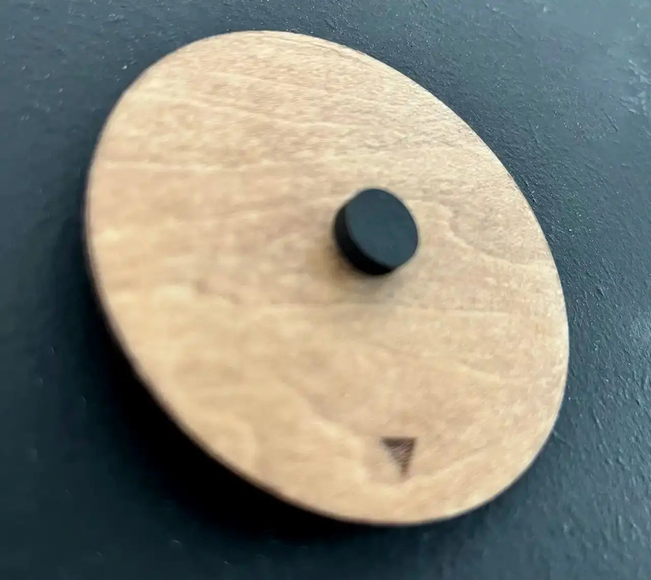 gros plan d'une aiguille ronde d'horloge en bois