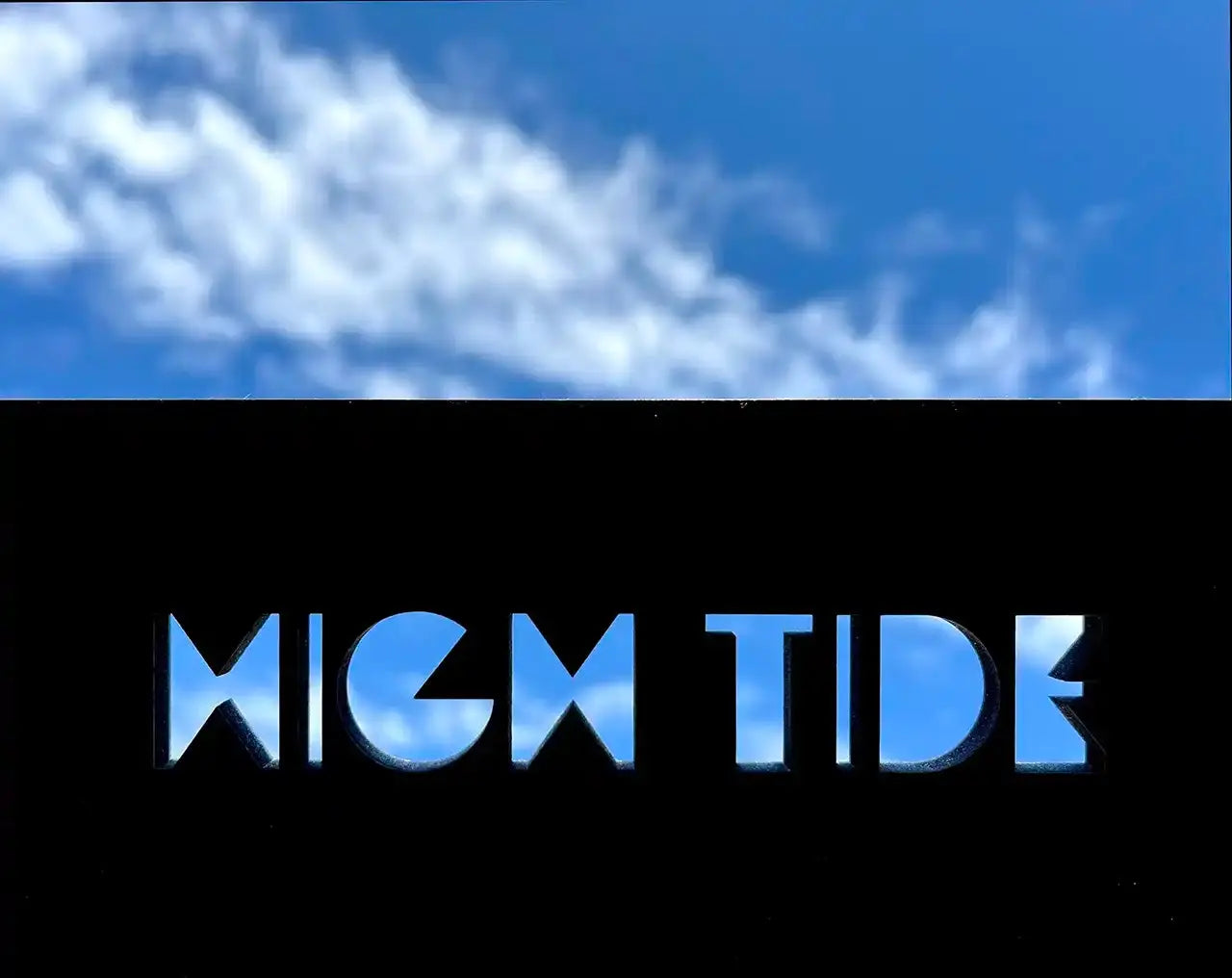 lettre découpée formant le mot "high tide".