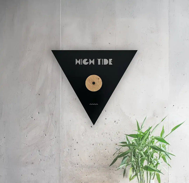 horloge des marées triangulaire accrochée au mur.