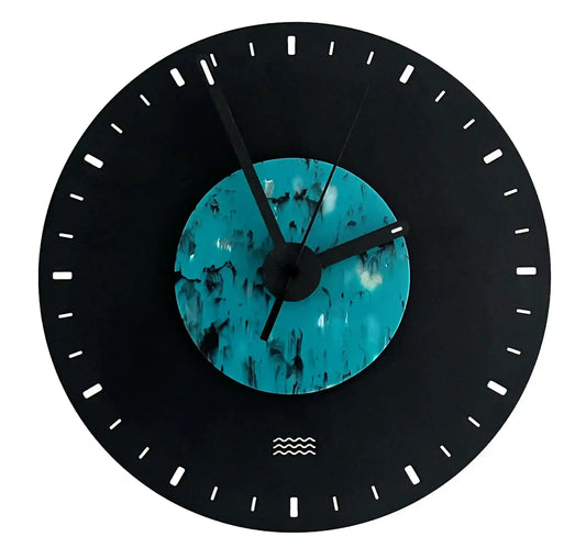 horloge noir et bleu