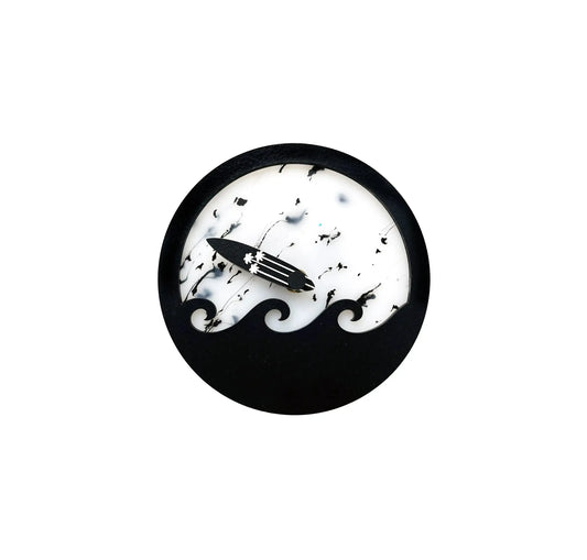 Horloge des marées blanche avec une vague noir en surimpression