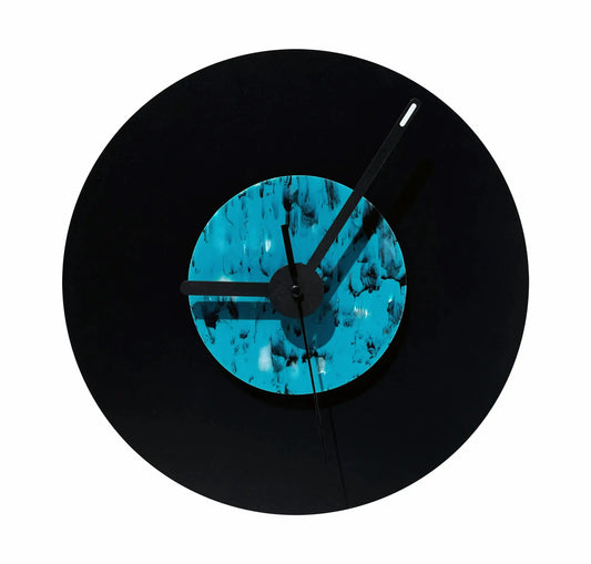 horloge noir et bleu