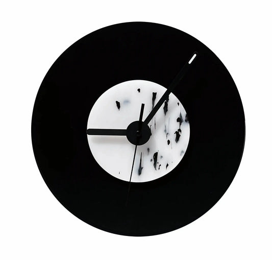 horloge noire et blanche tachetée