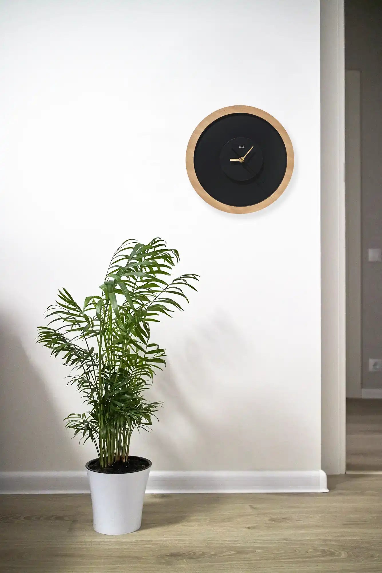 horloge en bois accroché au mur