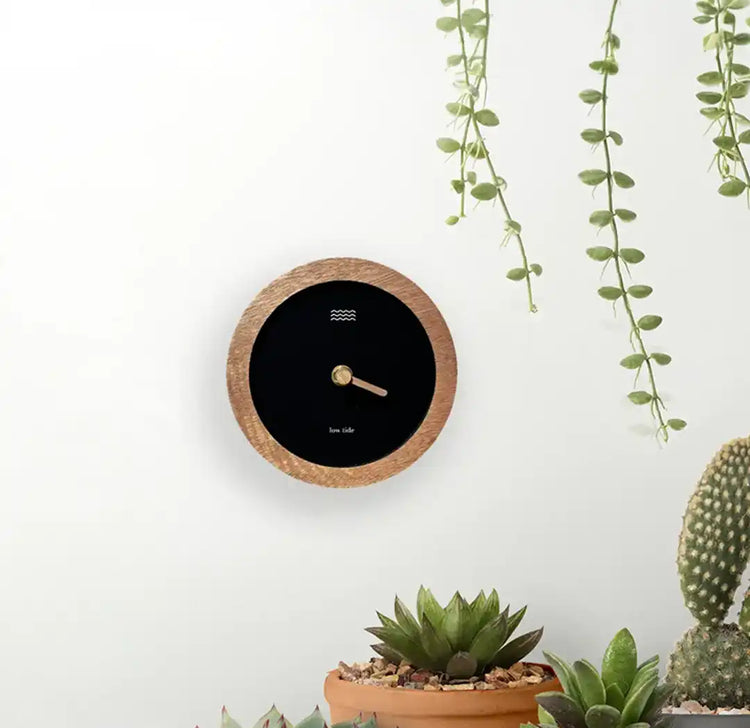 Horloge des marées en bois accrochée au mur 