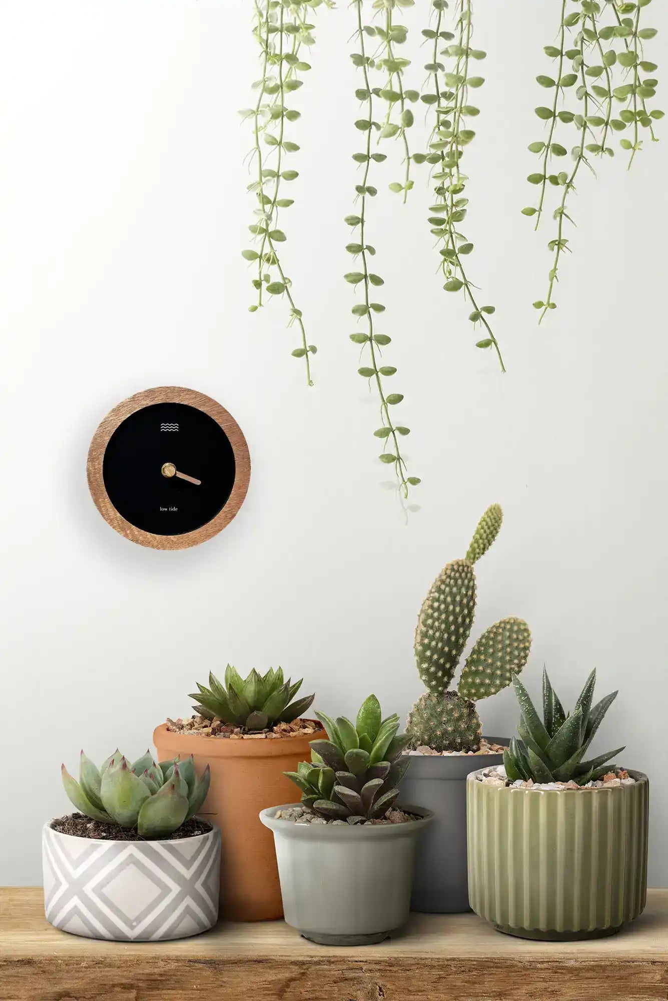 Horloge des marées en bois accrochée au mur 