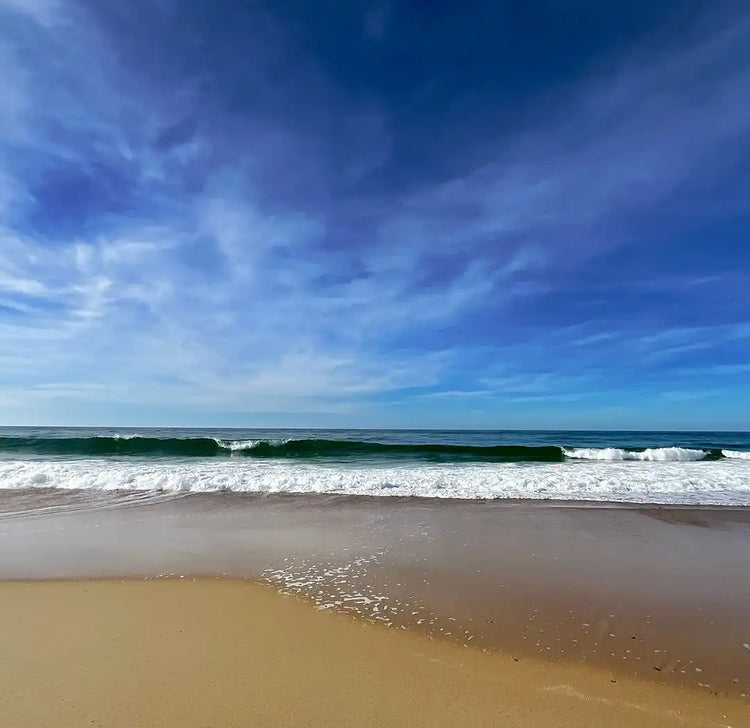 petite vague qui casse sur le sable
