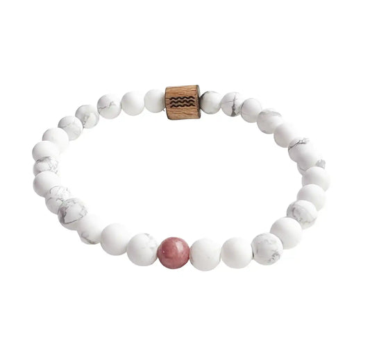 bracelet de perles blanche avec une perle rouge au centre