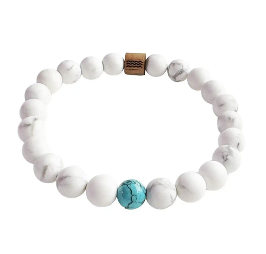 bracelet de perles blanche avec une perle bleu au centre