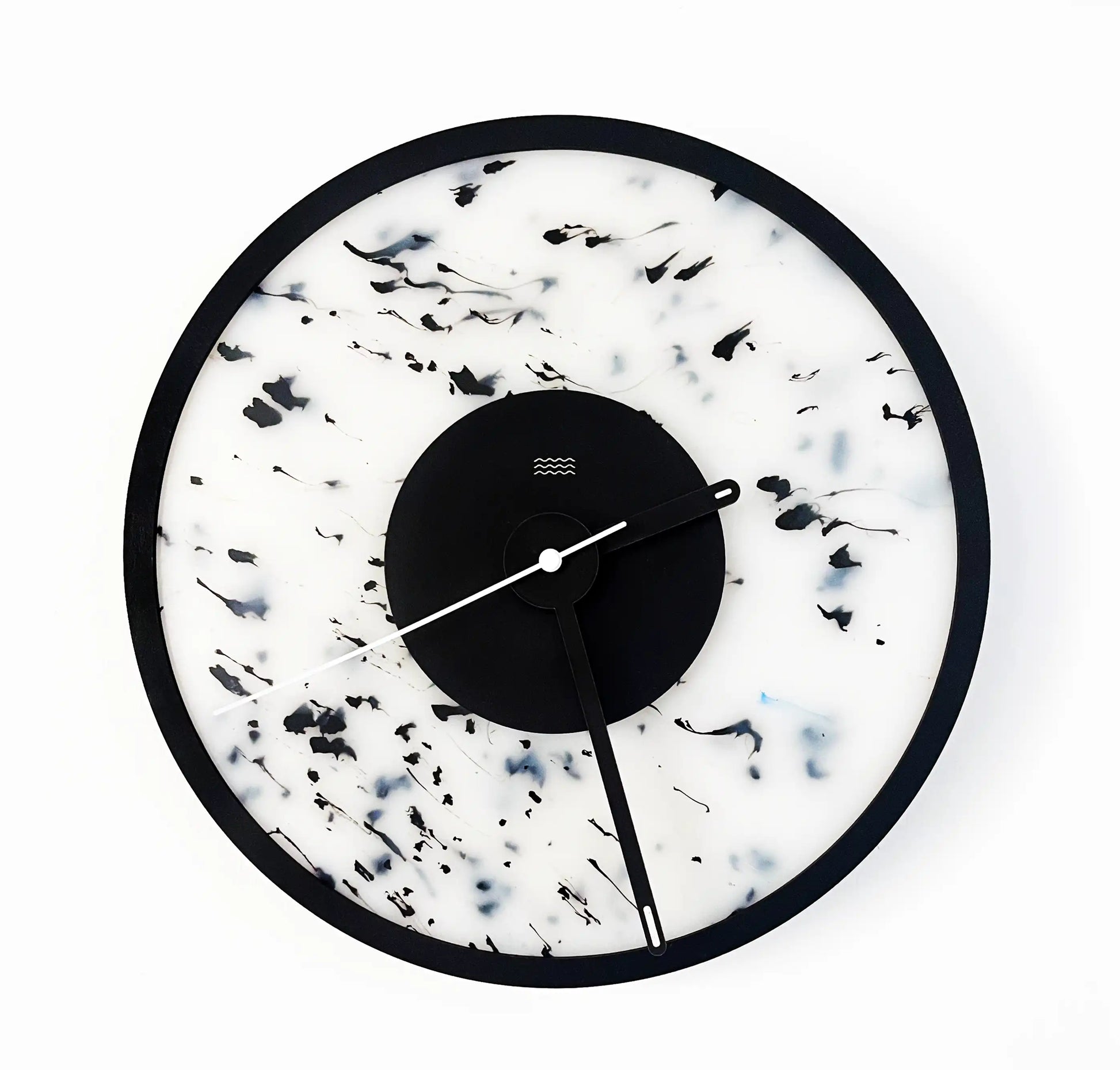 Horloge design blanche tachetée de noirs. 