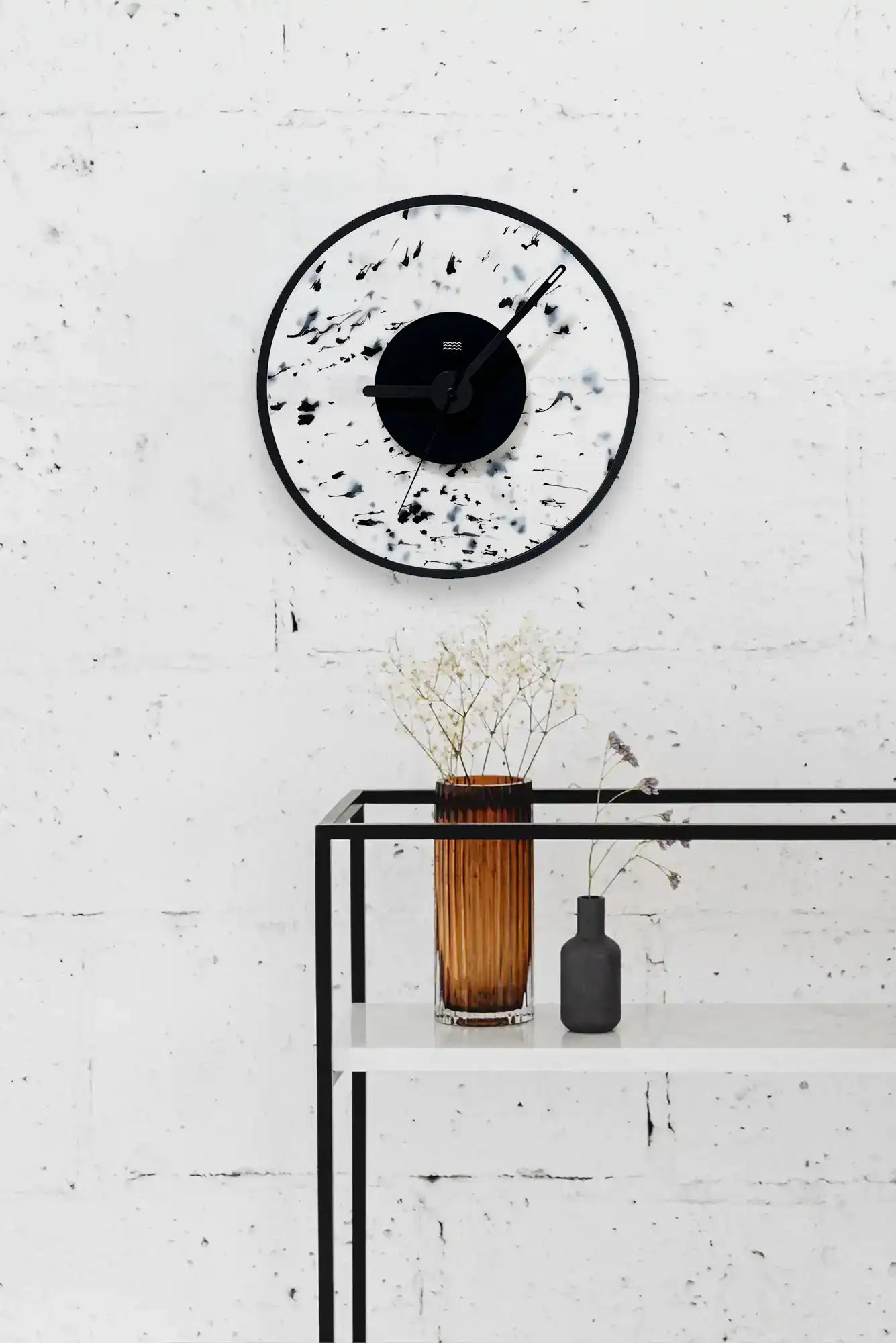 horloge blanche et noire tachetée accrochée au mur