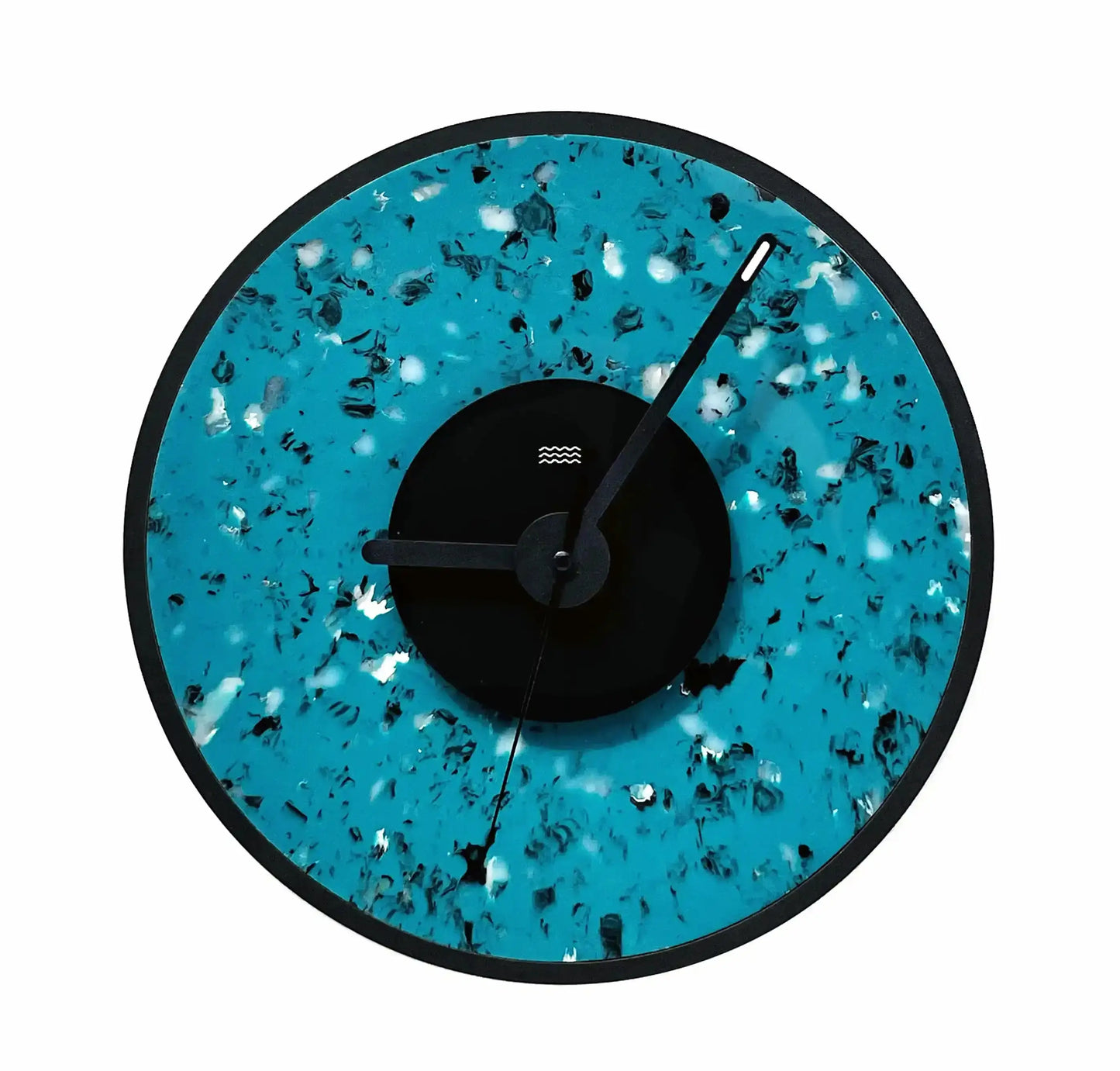 Horloge design bleu tachetée de noirs. 