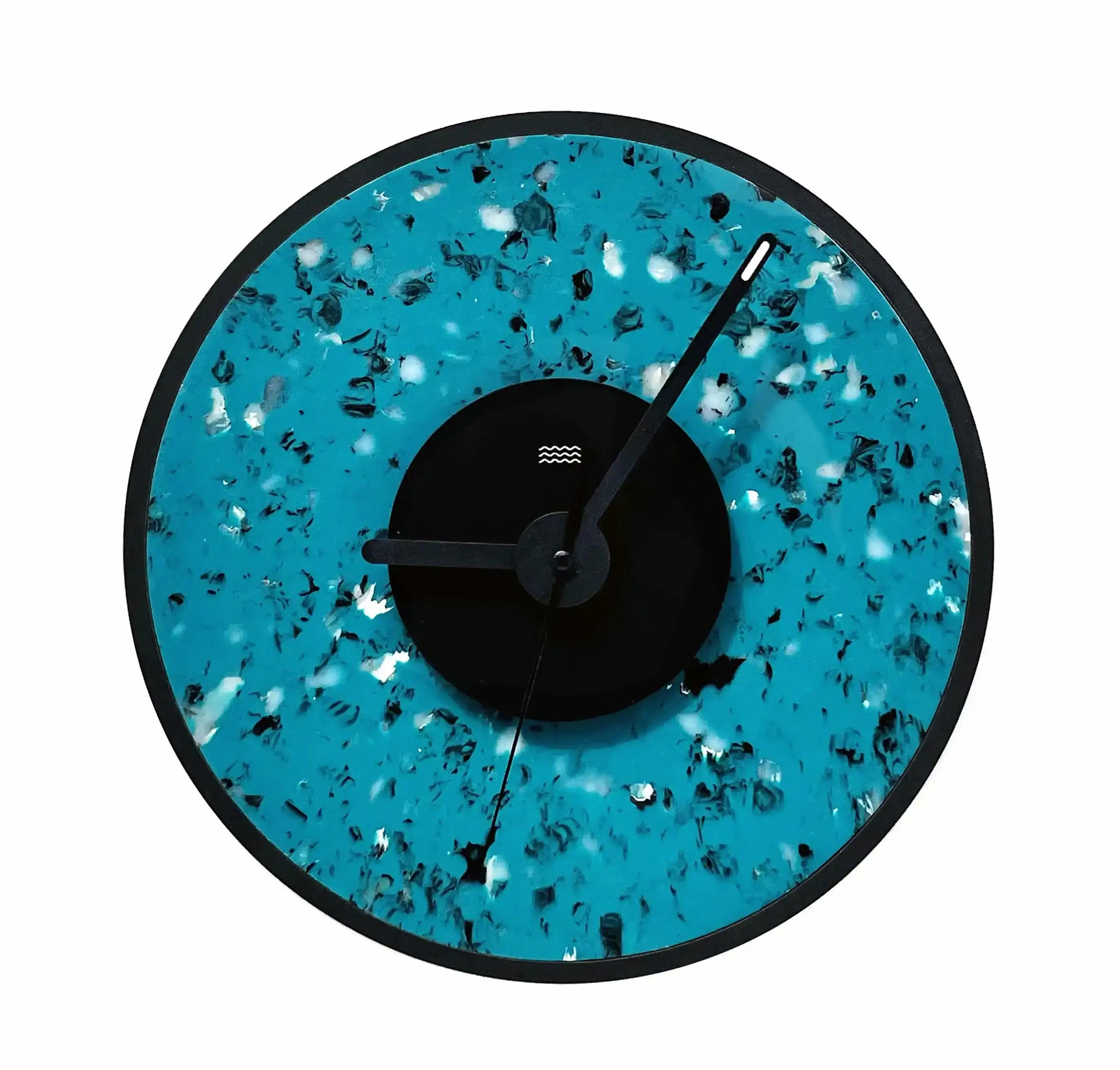 Horloge design bleu tachetée de noirs. 