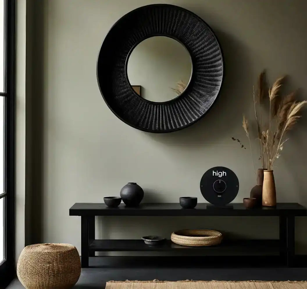 horloge des marées posée sur un meuble design