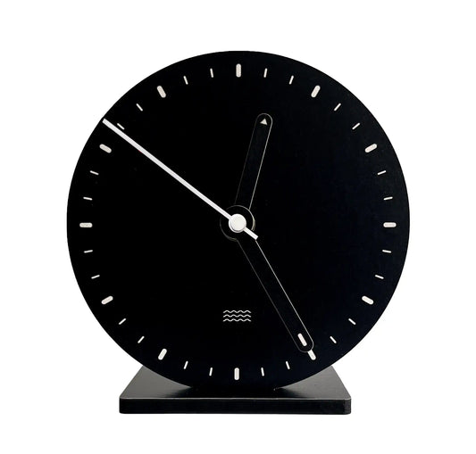 horloge noire et blanche sur pied 