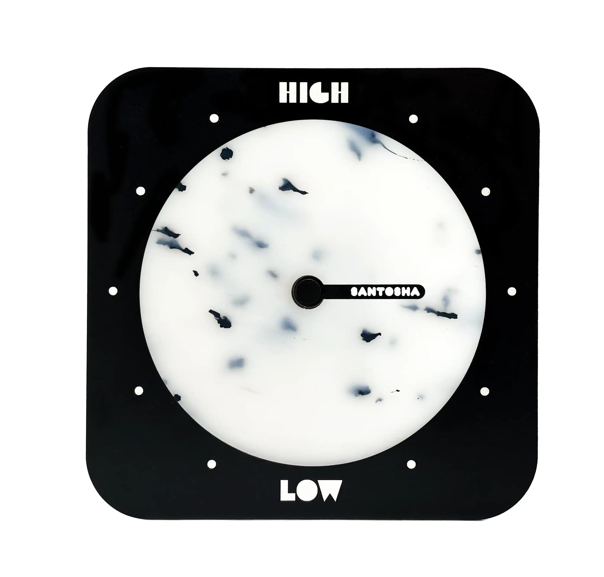 horloge des marées noire et blanche carrée à bords arrondis. 