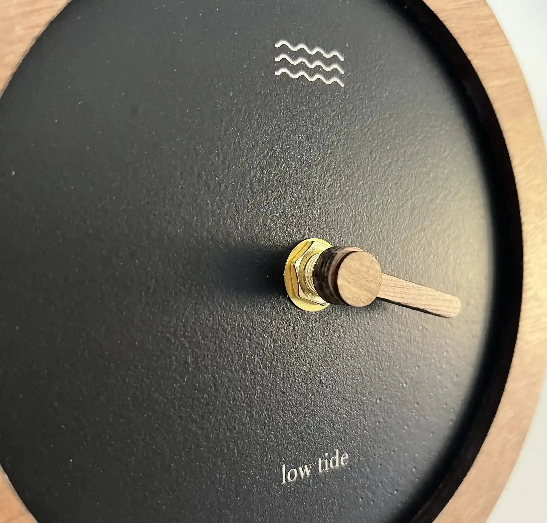 gros plan d'une horloge des marées noir