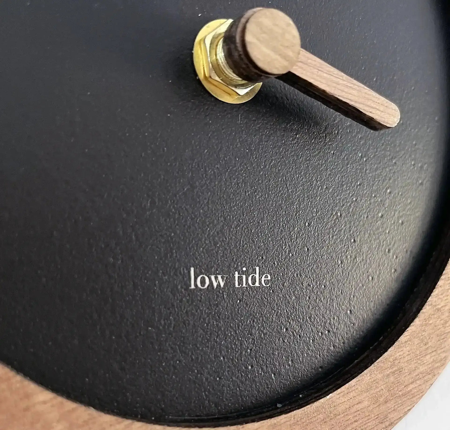 gros plan d'une horloge des marées noir