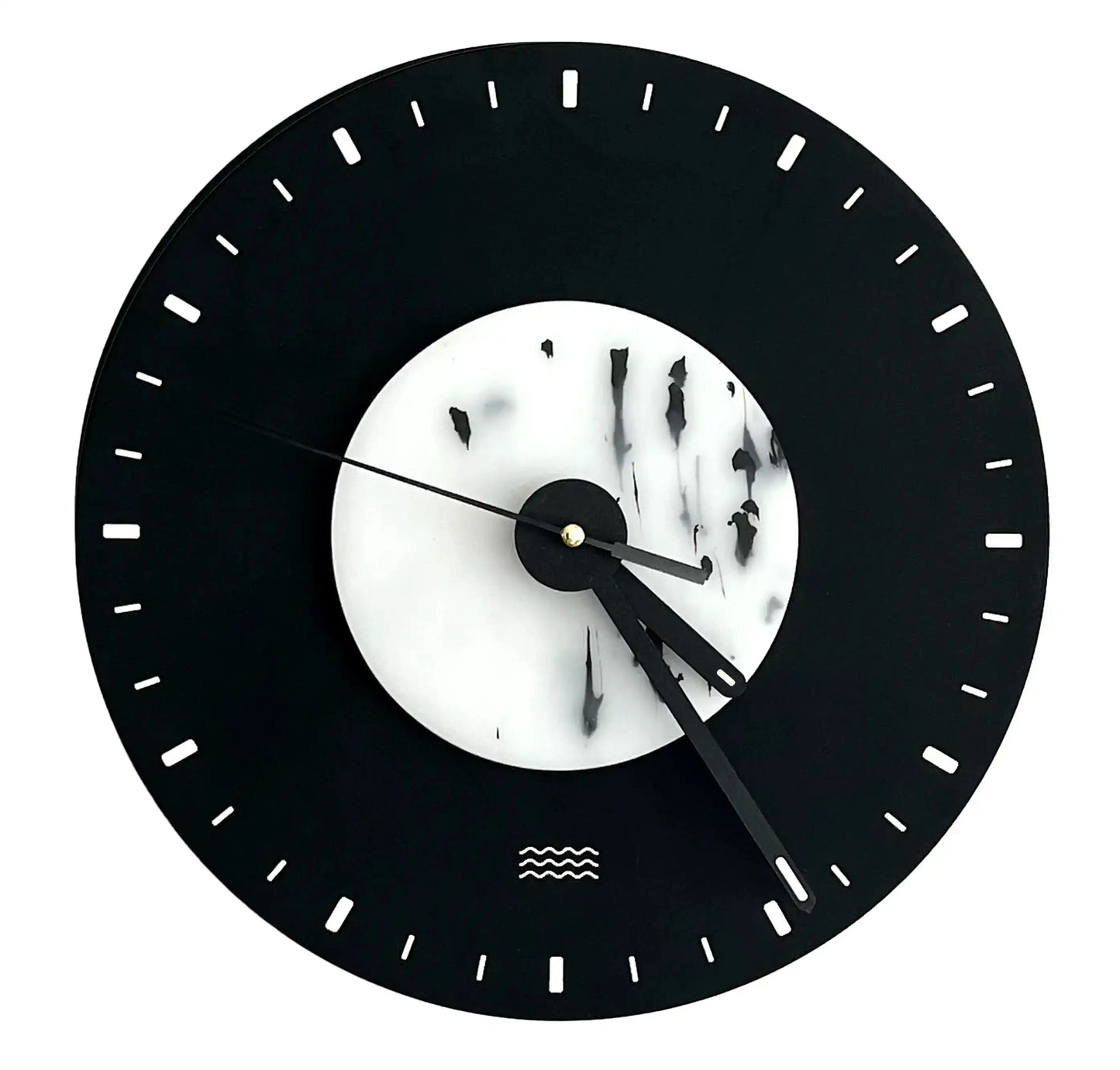 horloge noire et blanche tachetée