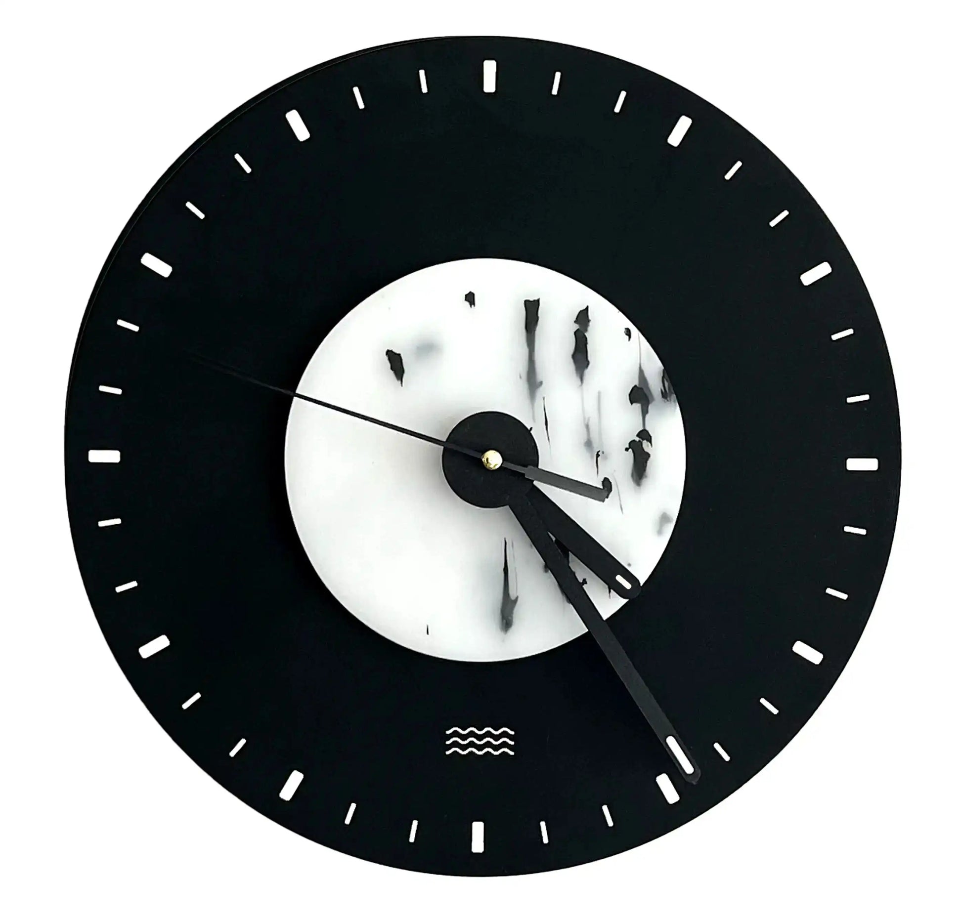 horloge noire et blanche tachetée