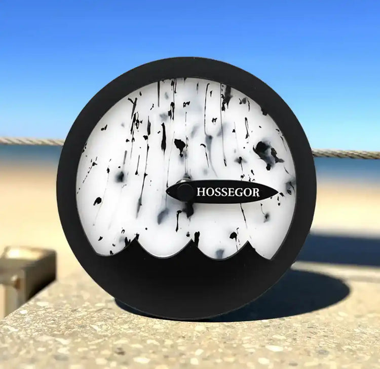 Horloge des marées blanche avec une petite vague noir en surimpression 