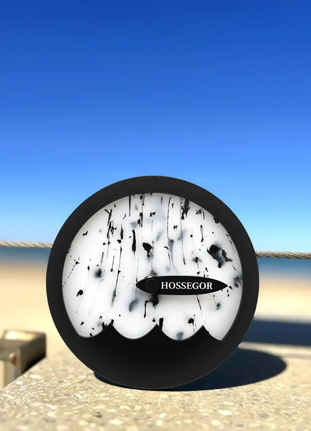 Horloge des marées blanche avec une petite vague noir en surimpression 