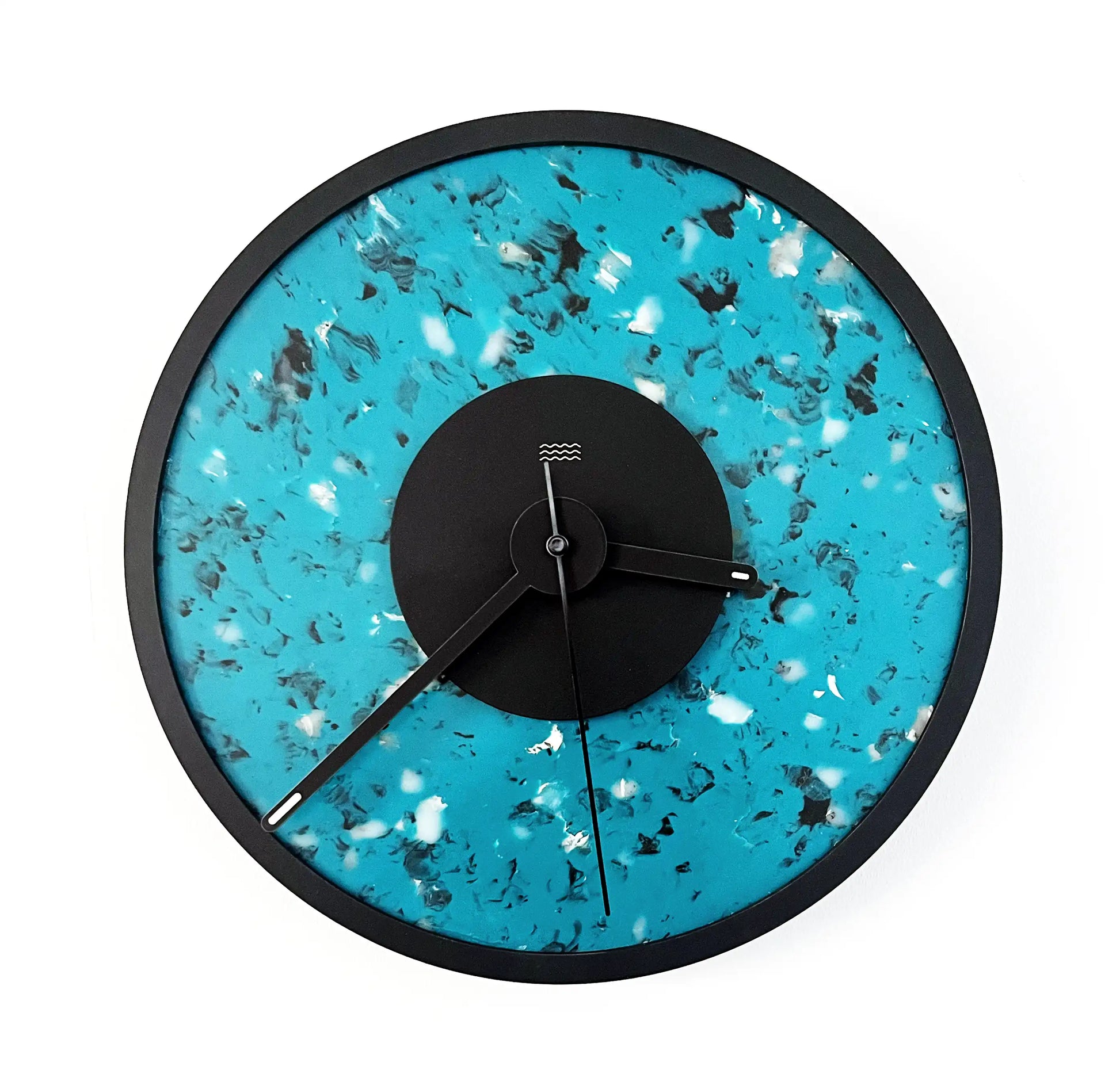 Horloge design bleu tachetée de noirs. 