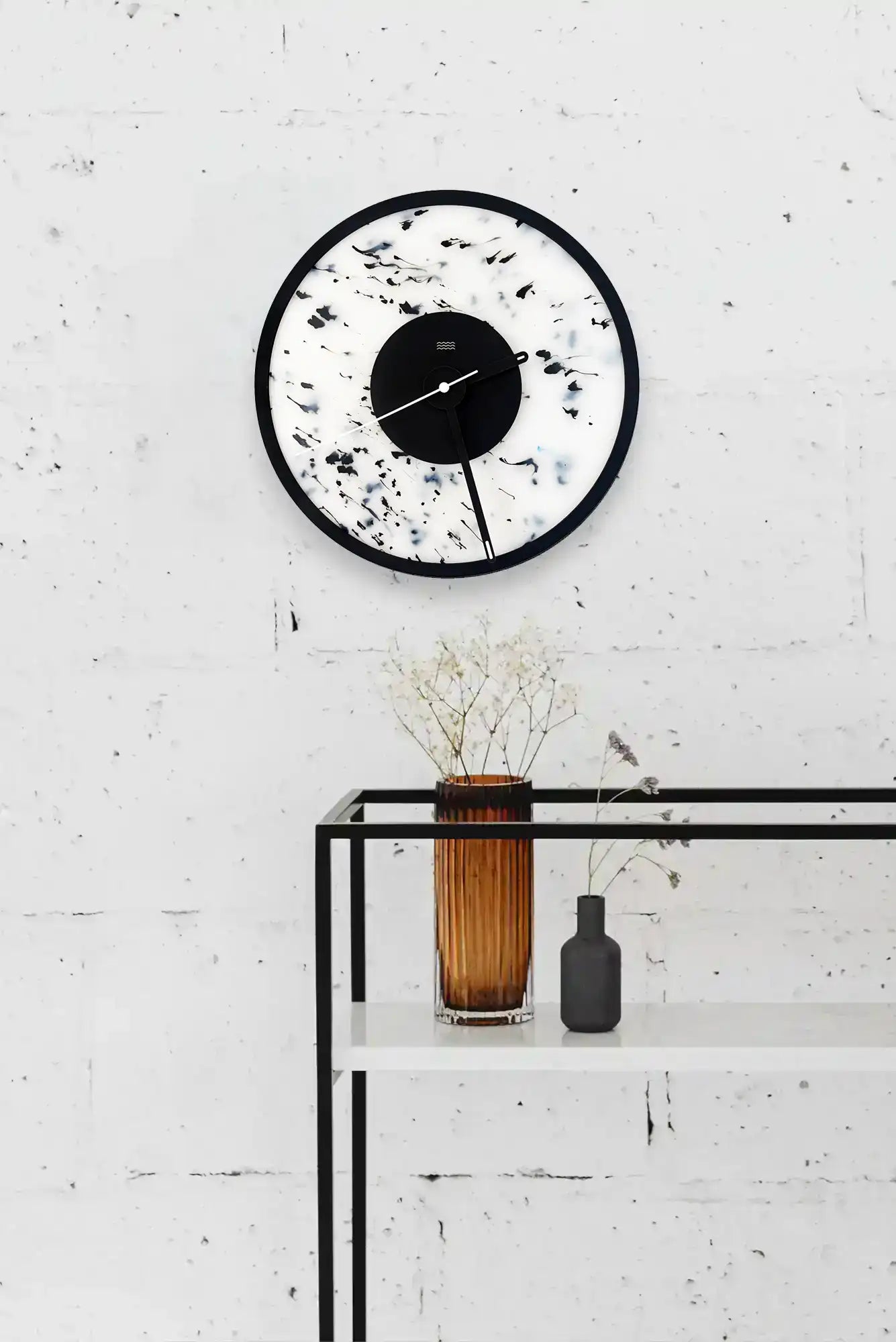 horloge blanche et noire tachetée accrochée au mur