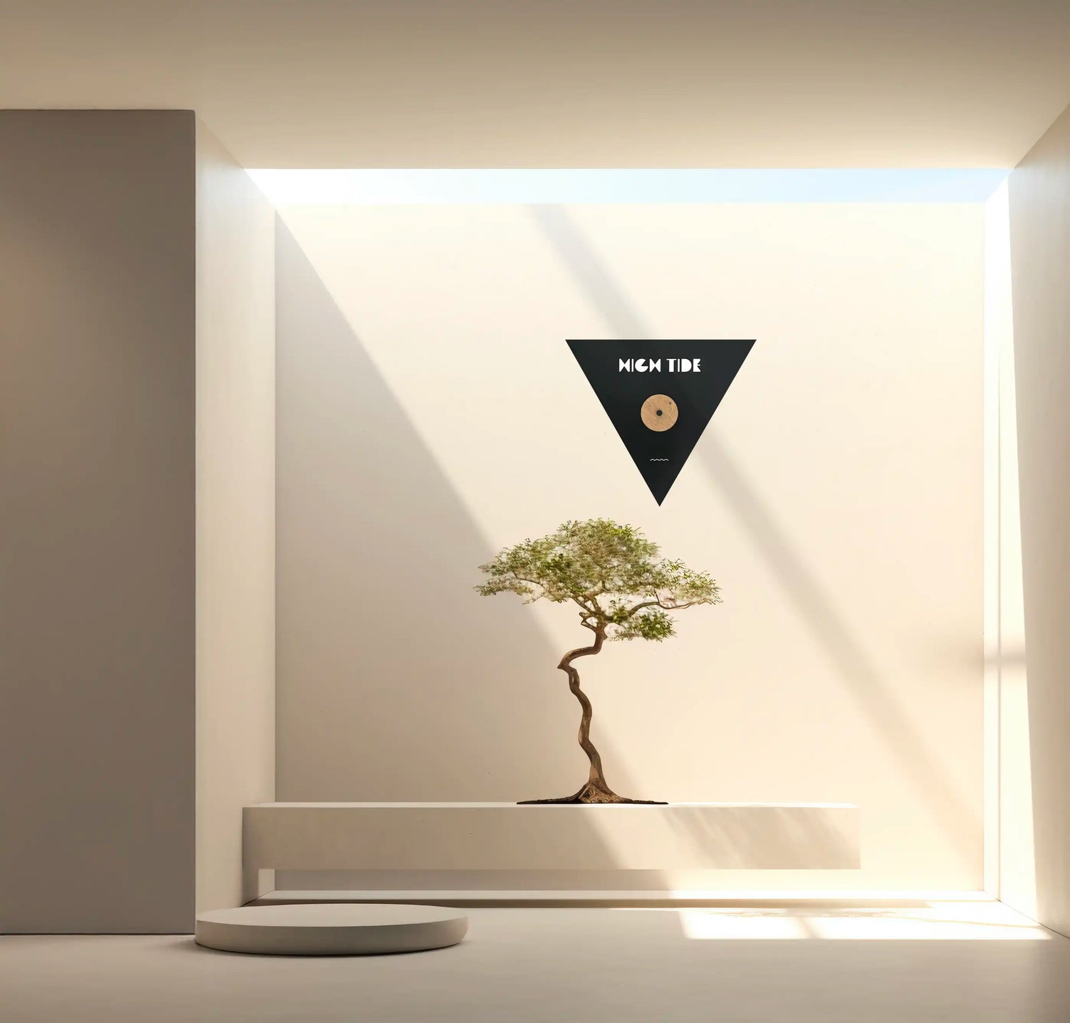 horloge des marées noire et triangulaire accrochée au mur avec un bonsai en avant plan