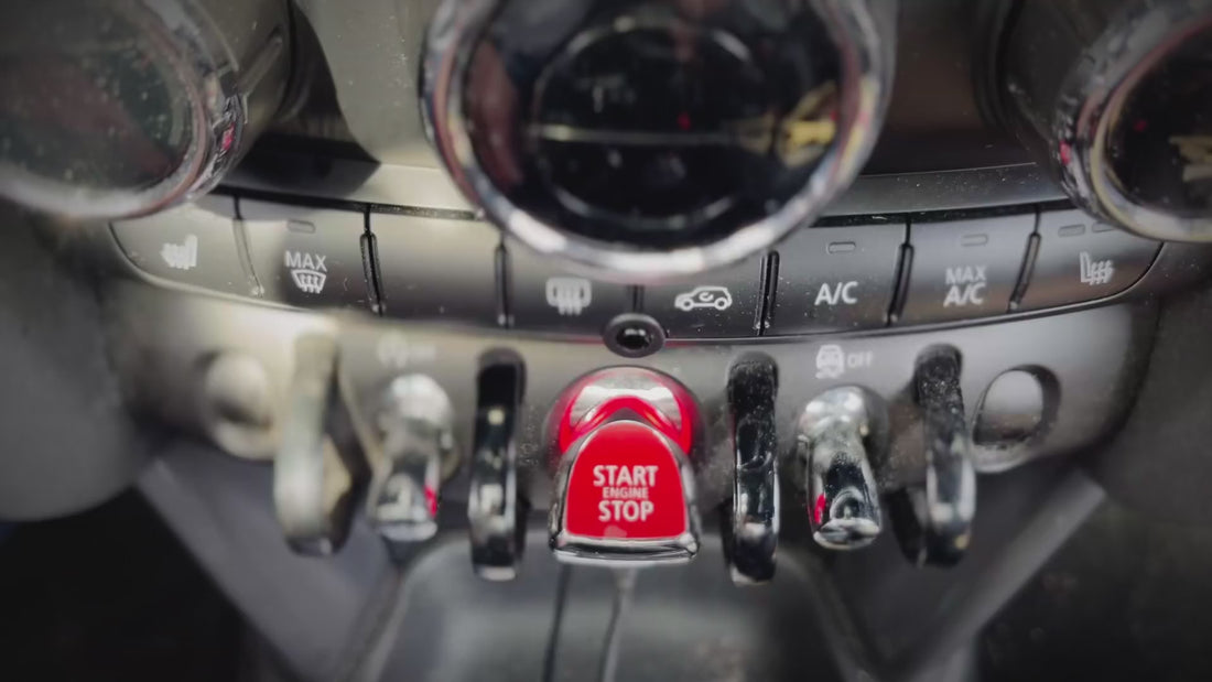 video montrant une mini horloge de marée pour voiture depuis l'intérieur de la voiture