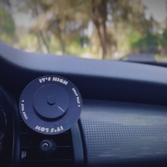 video promotionnelle pour l'horloge des marées "la mini". Vue de l'intérieur d'une voiture