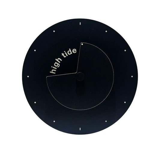 time lapse d'une horloge des marées au concept design noire et blanche