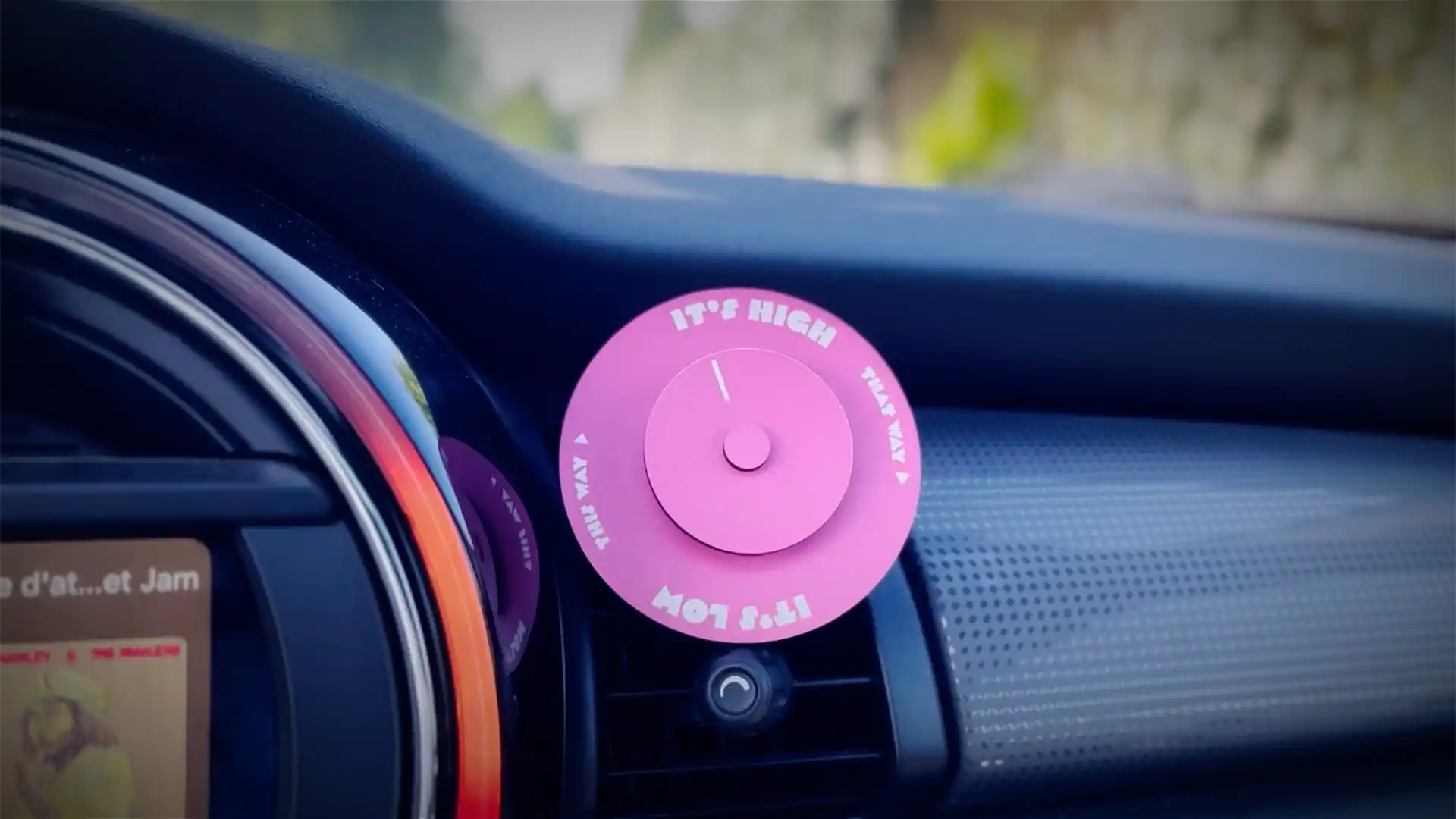 Charger la vidéo : video montrant une mini horloge de marée pour voiture depuis l&#39;intérieur de la voiture