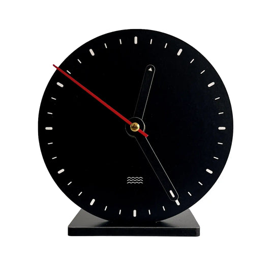 horloge noire et blanche sur pied 