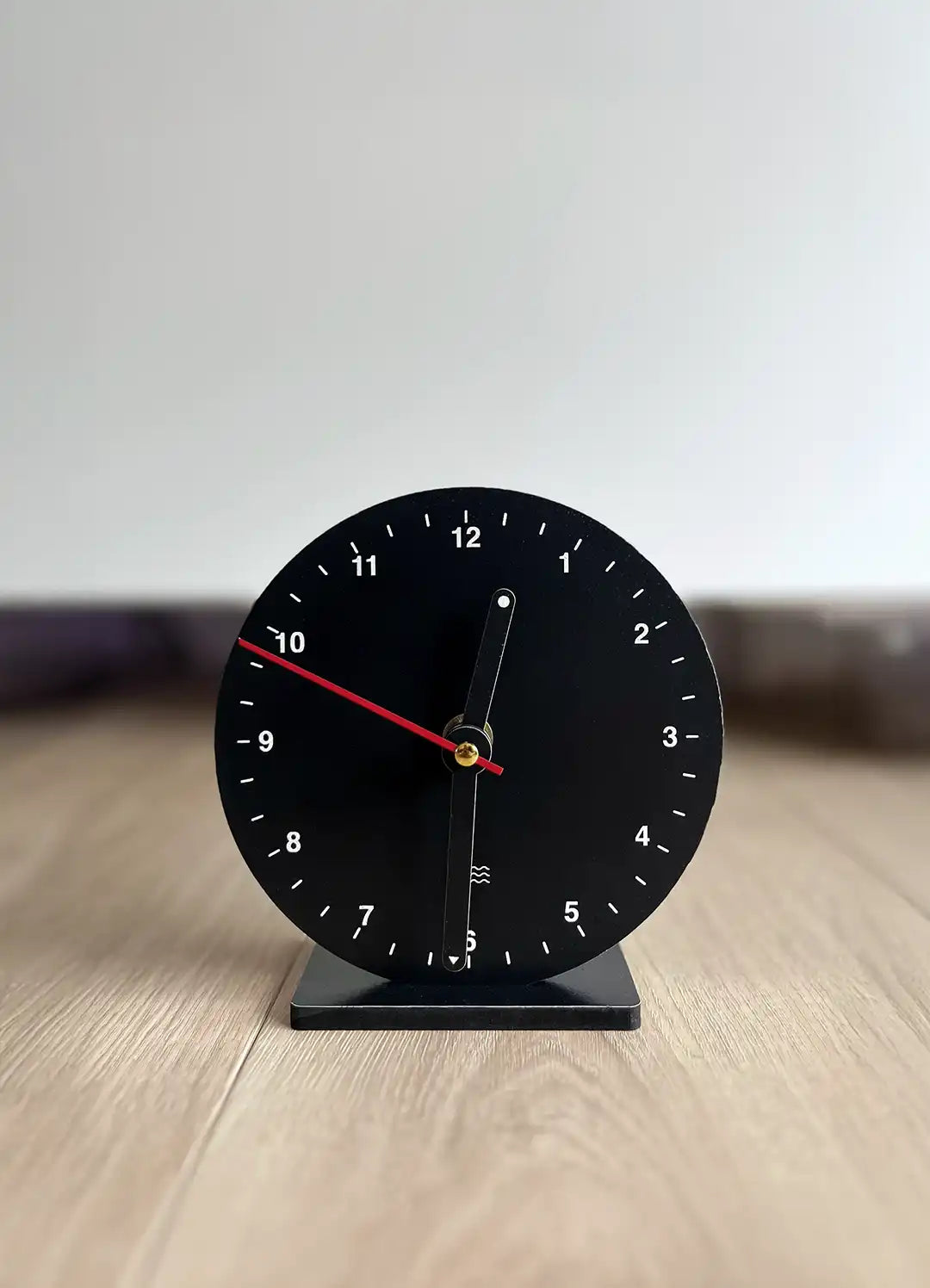 horloge noire et blanche sur pied 