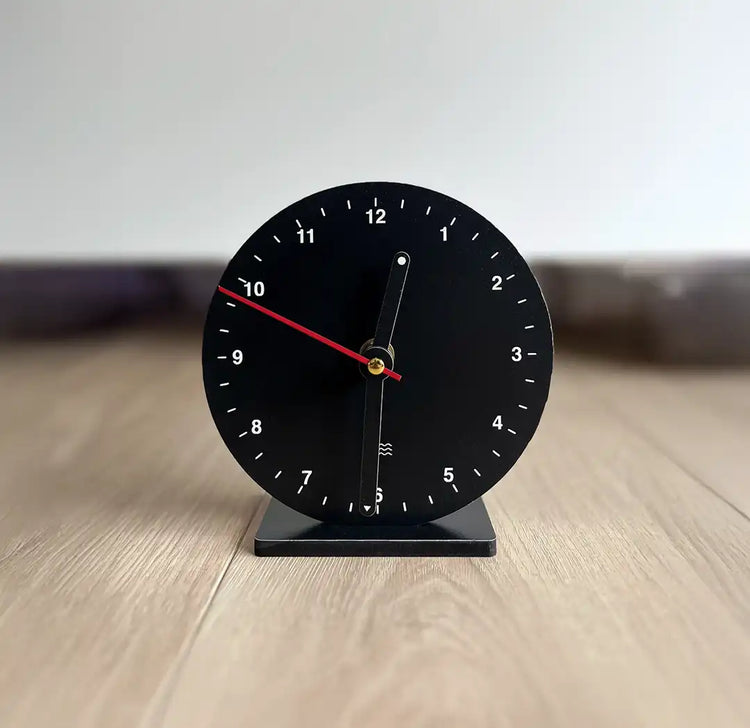 horloge noire et blanche sur pied 