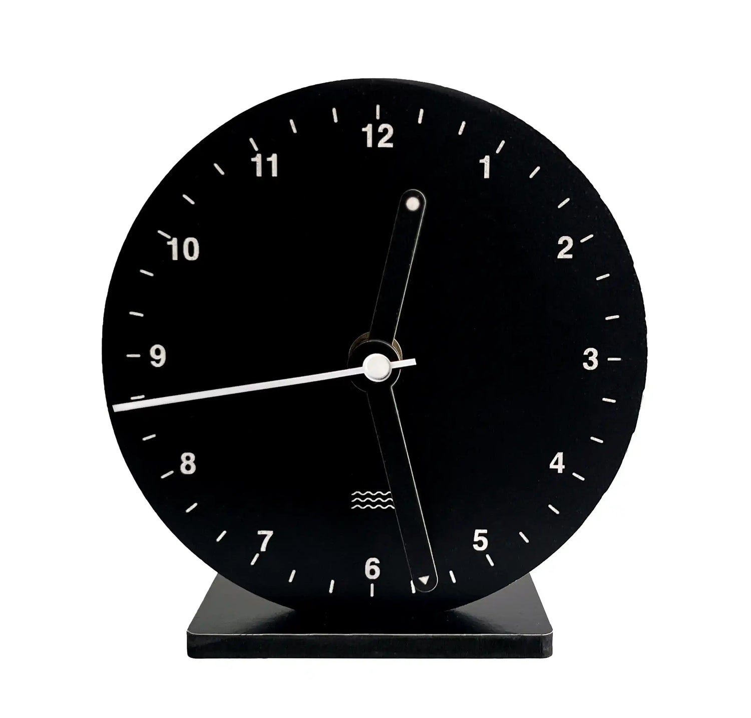 horloge noire et blanche sur pied 