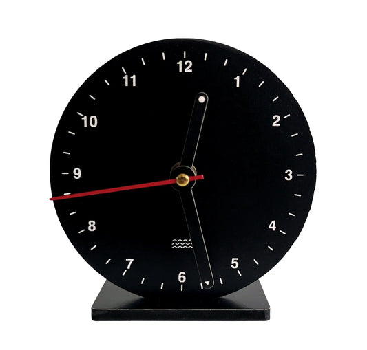 horloge noire et blanche sur pied 