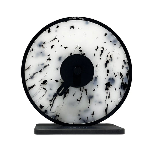 horloge des marées noir et blanc design sur pied